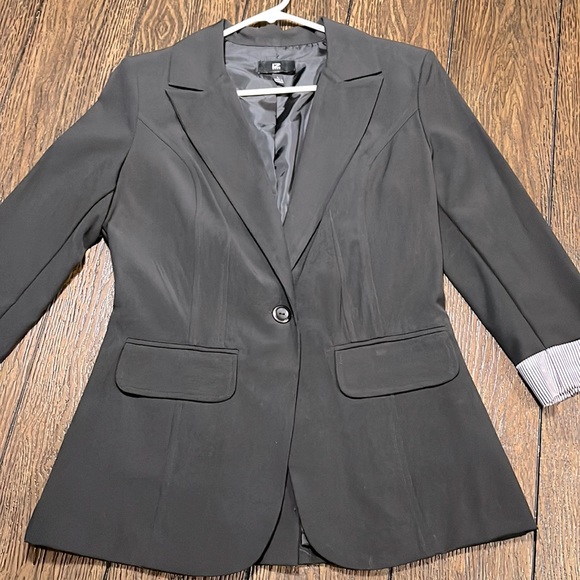 Jackets & Blazers - Black blazer with cuffed sleeves size L